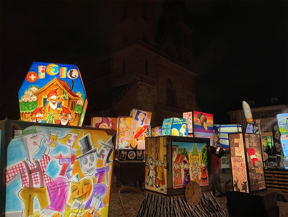 Lễ hội basel fasnacht ban đêm rực rỡ với ánh đèn và âm nhạc