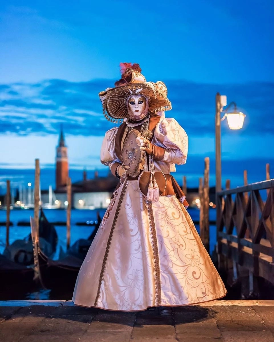 Lễ hội hóa trang cologne carnival thu hút với trang phục vui nhộn