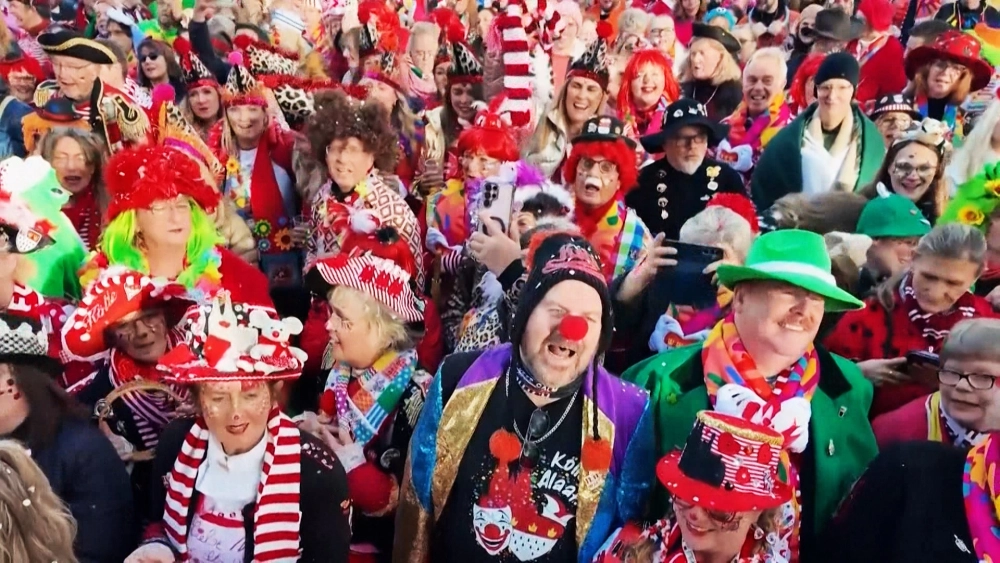 Cologne carnival parade ấn tượng với các xe hoa và đoàn diễu hành