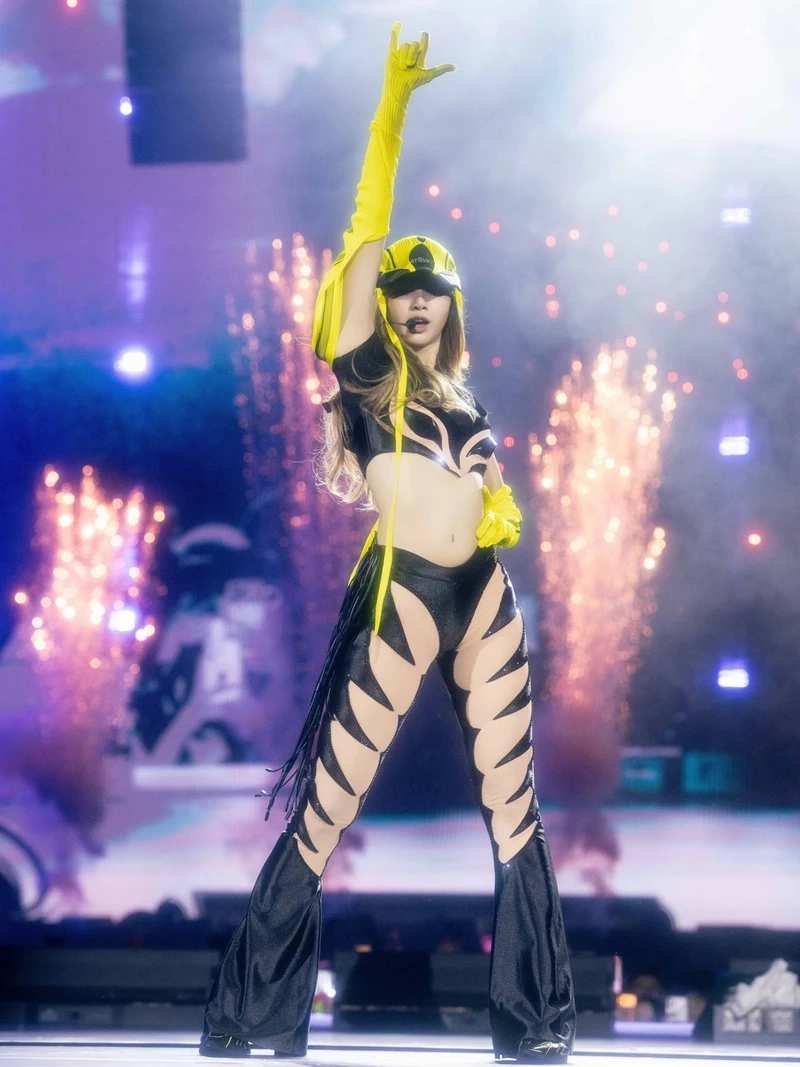 Khám phá Lisa Blackpink phong cách thời trang cực chất